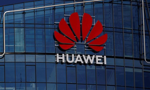 Logo của tập đoàn Huawei bên ngoài một tòa nhà ở Vilnius, Lithuania. Ảnh: Reuters.