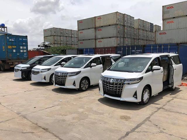 Toyota Alphard bán chênh giá lên đến 300 triệu đồng tại Hà Nội. 