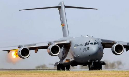 Động cơ máy bay C-17 Mỹ khạc lửa sau khi hút phải chim. Ảnh: Aviationist.