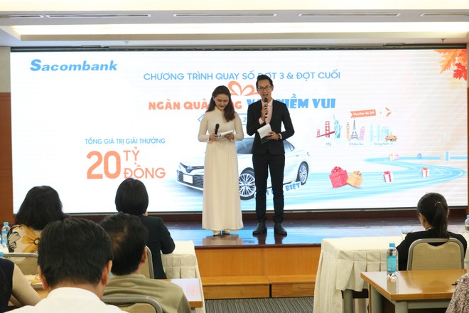 Khách hàng trúng thưởng xe Toyota Camry và hàng trăm quà tặng tại Sacombank