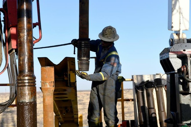 Công nhân tại một cơ sở khai thác dầu ở Texas (Mỹ). Ảnh: Reuters.