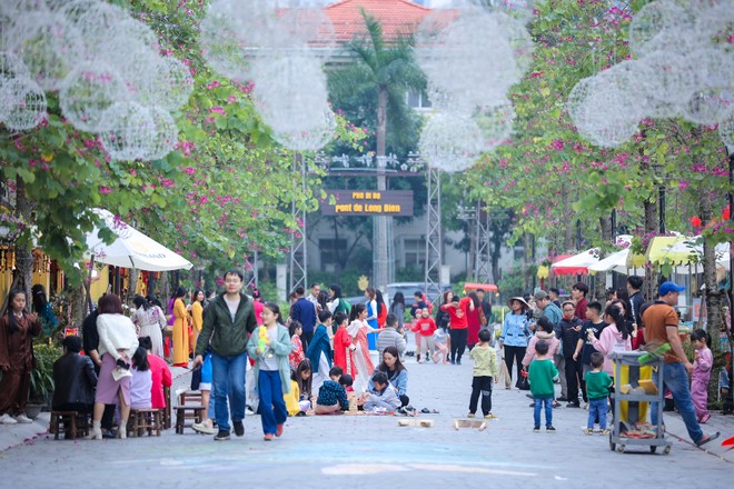 Phố đi bộ Pont de Long Bien hút khách du xuân