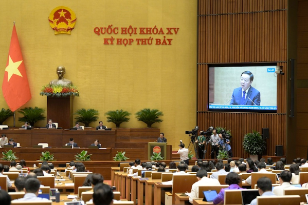 Phó thủ tướng Trần Hồng Hà báo cáo trước khi trả lời chất vấn trực tiếp. Ảnh: Duy Linh.