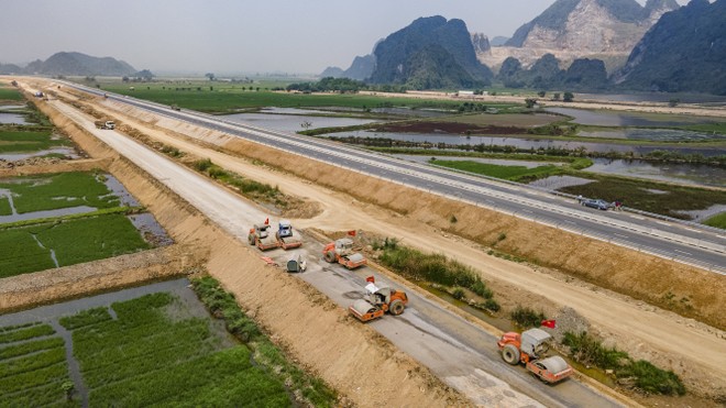 Nhiều dự án hạ tầng trọng điểm quốc gia đang được tăng tốc giải ngân.