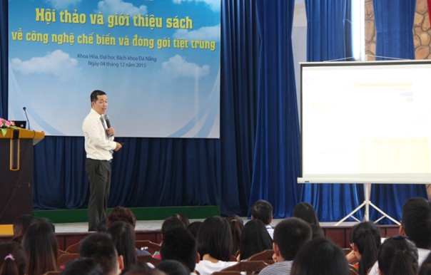 Ông Nguyên Long Duy, chuyên gia của Tetra Pak phổ biến công nghệ chế biến và đóng gói tiệt trùng với sinh viên