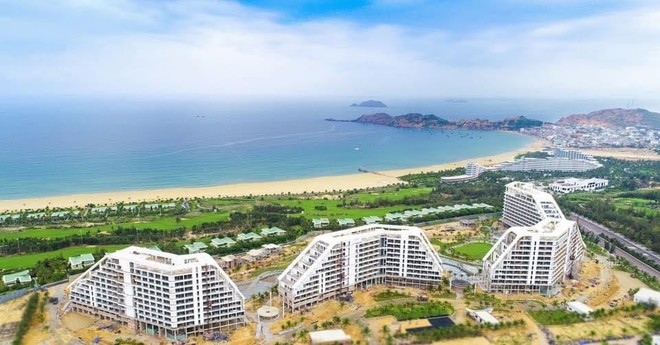 FLC Grand Hotel Quy Nhơn - đại công trình mới nhất trong quần thể FLC Quy Nhơn, sở hữu 1.500 phòng, có thể phục vụ đồng thời 3.500 khách - dự kiến được khánh thành trước cuối năm nay