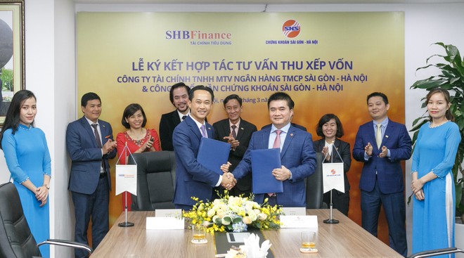 Ông Đinh Quang Huy, Tổng giám đốc SHB Finance và ông Vũ Đức Tiến, Tổng giám đốc SHS trong Lễ ký kết