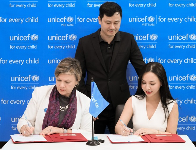 Hannah Olala ký cam kết với bà Rana Flowers - Đại diện UNICEF Việt Nam về việc quyên góp tổng cộng 25 tỷ đồng (1 triệu USD) cho UNICEF Việt Nam. Hiện cô đã chuyển khoản cho tổ chức này 10 tỷ đồng. 