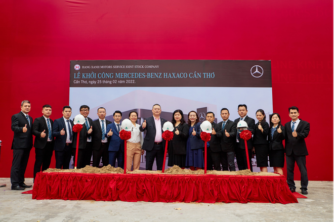 Tập thể Haxaco cùng đại diện nhà máy Mercedes-Benz Vietnam tham dự lễ khởi công