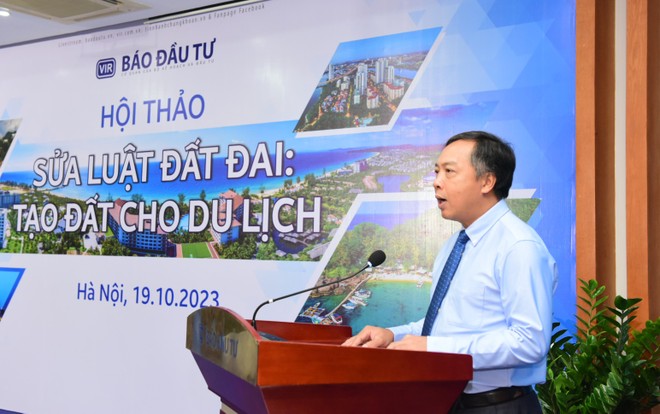 Ông Lê Trọng Minh, Tổng Biên tập Báo Đầu tư phát biểu tại hội thảo "Sửa Luật Đất đai: Tạo đất cho du lịch". Ảnh Dũng Minh