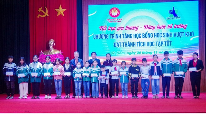 Các em học sinh vượt khó học tập tốt đã được trao tận tay học bổng 2 triệu đồng mỗi em.