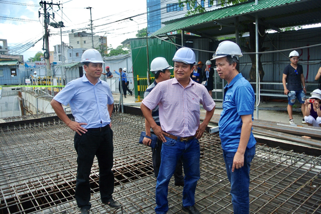 Ông Nguyễn Trần Nam, Chủ tịch Hiệp hội Bất động sản Việt Nam và ông Trần Anh Tài, Chủ tịch Hội đồng Quản trị Tập đoàn Đầu tư P.H kiểm tra tiến độ dự án