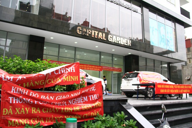 Băng rôn, khẩu hiệu tại dự án Capital Garden ngày 15/7.