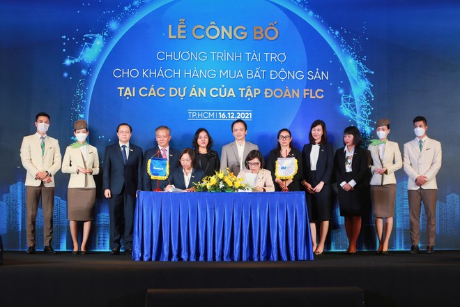 Đại diện Sacombank và Tập đoàn FLC ký kết hợp tác