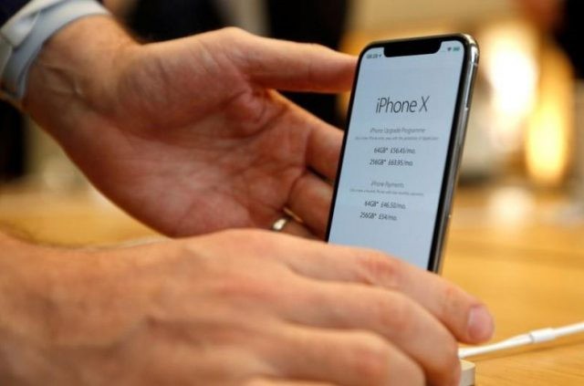 iPhone X có lượng đặt hàng lớn tại Việt Nam. Ảnh: Samaa.