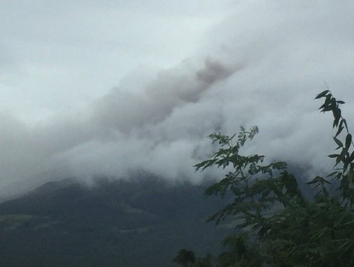 Núi lửa Mayon phun tro bụi. Ảnh: phivolcs_dost