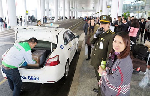 Đơn vị quản lý cảng hàng không đồng ý dừng thu phí phương tiện đưa đón sân bay nếu cơ quan có thẩm quyền quyết định. Ảnh minh họa: Xuân Hoa. 