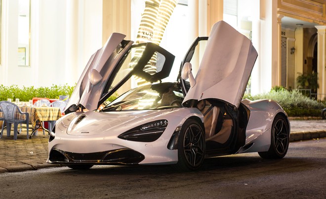 Siêu xe McLaren 720S duy nhất Việt Nam lần đầu dạo phố