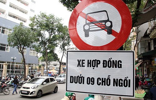 Biển cấm xe Uber, Grab trên đường phố Hà Nội. Ảnh: Anh Tú. 