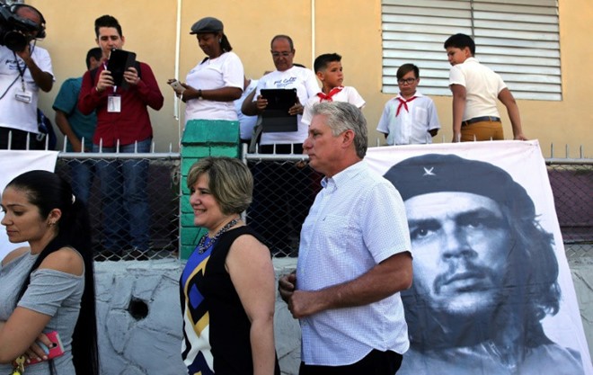 Phó Chủ tịch Miguel Diaz-Canel và phu nhân tham gia cuộc bỏ phiếu bầu cử quốc hội. Ảnh: AFP.