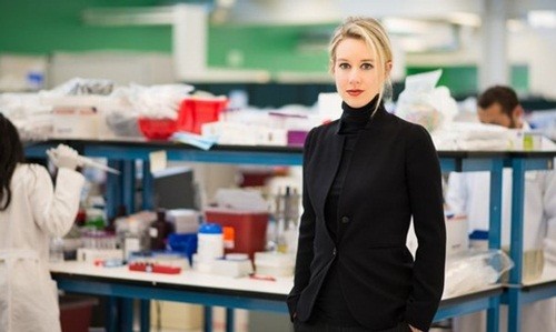 Elizabeth Holmes tại phòng thí nghiệm của công ty. Ảnh: Wakelet