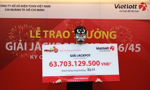 Nữ khách hàng thường xuyên mua vé số đã trúng 63,7 tỷ đồng trong kỳ quay số ngày 9/3. Ảnh: Vietlott