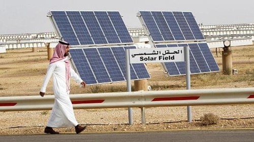 Một cơ sở sản xuất điện mặt trời của Saudi Arabia. Ảnh: Reuters