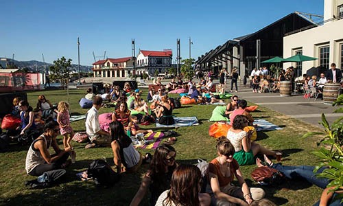 Người dân thư giãn gần cảng Wellington, New Zealand. Ảnh: Guardian.