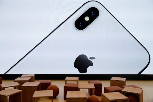 Biển quảng cáo iPhone X tại một cửa hàng của Apple. Ảnh: cnbctv18.