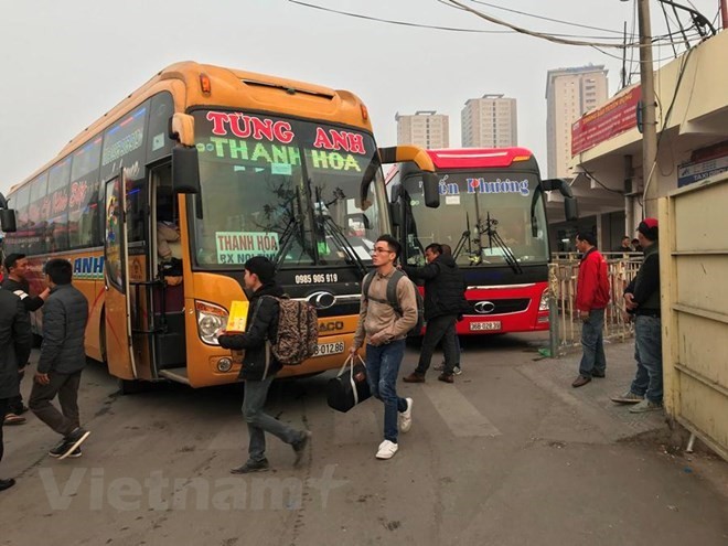 Phương tiện vận tải hành khách tại bến xe Giáp Bát. (Ảnh: Việt Hùng/Vietnam+)