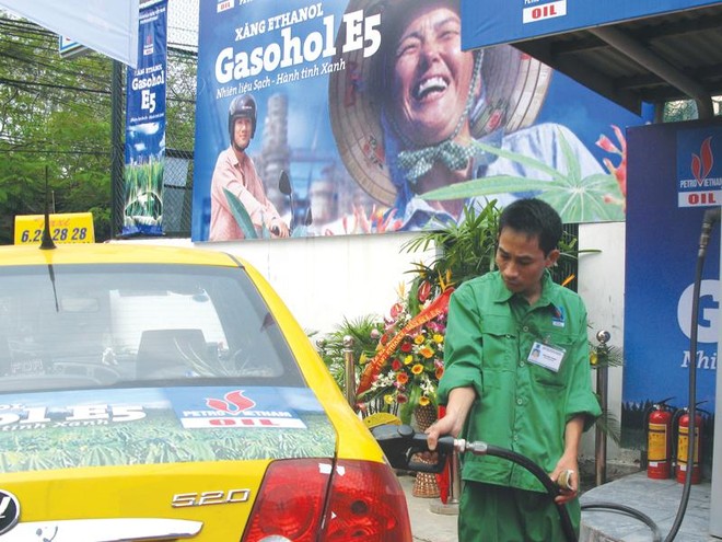 Tiêu thụ xăng E5 tăng mạnh, có phần do người tiêu dùng ít có lựa chọn. Ảnh: Lê Toàn