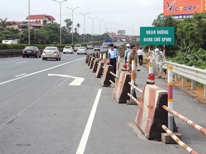 “Đoạn đường đang chờ GPMB” với mặt đường bị thắt đột ngột dễ xảy ra các vụ đâm xe liên hoàn. Ảnh: Anh Minh.