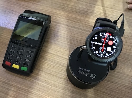 [Người dùng có thể dùng Gear S3 để thanh toán bằng Samsung Pay.