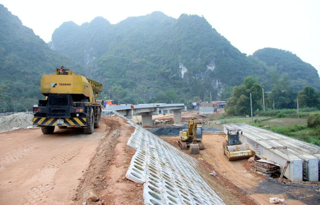 Tổng mức đầu tư đoạn đường dẫn hai đầu cầu Bình Ca bị tăng 26,6 tỷ đồng do áp dụng sai đơn giá. Ảnh: Anh Minh.