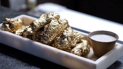 Cánh gà chiên dát vàng 24 karat chỉ có ở New York