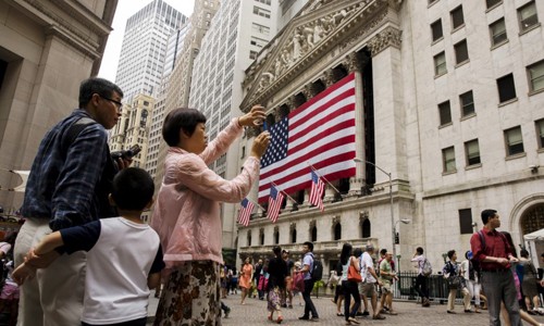 Khách du lịch Trung Quốc chụp ảnh bên ngoài Sở Giao dịch Chứng khoán New York ngày 8/7/2016. Ảnh: Reuters. 