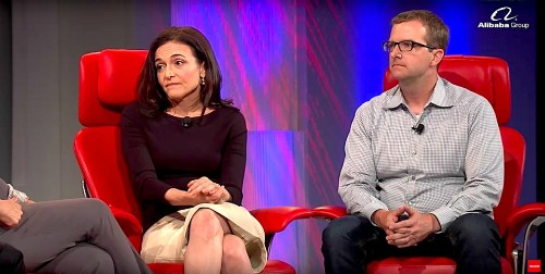 Sheryl Sandberg và Giám đốc công nghệ Facebook, Mike Schroepfer.