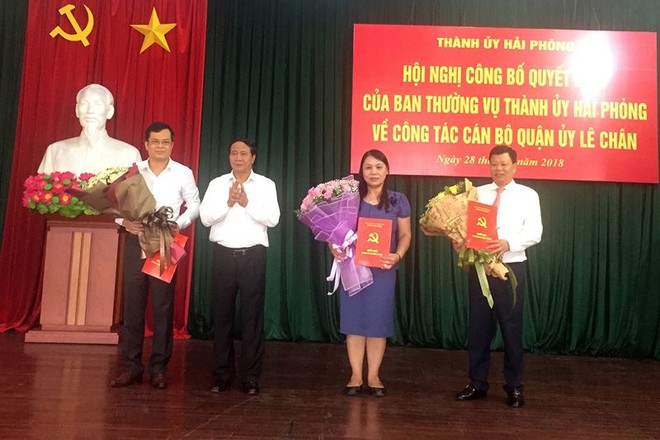 Bí thư Thành ủy Hải Phòng Lê Văn Thành trao quyết định cho các ông, bà Đỗ Thanh Lê, Lê Trung Kiên (phải), Nguyễn Văn Tuấn (trái).