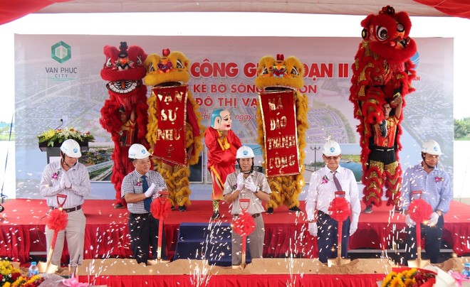 Lễ động thổ xây dựng giai đoạn II tuyến kè bờ sông Sài Gòn tại khu đô thị Vạn Phúc. (ảnh Gia Huy).