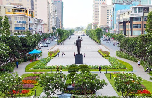 Phố đi bộ Nguyễn Huệ là điểm thu hút rất đông người dân và du khách đến vui chơi vào dịp cuối tuần, lễ, tết. Ảnh: Hữu Công.