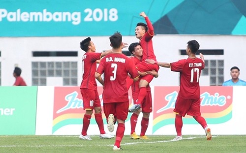 Các cầu thủ Việt Nam trong trận ra quân tại Asiad 2018. Ảnh: Lâm Thỏa.