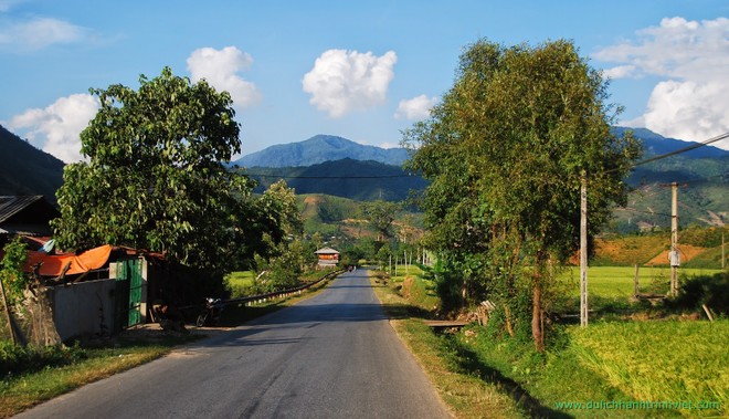 Một đoạn đường bộ qua thị xã Nghĩa Lộ, Yên Bái.