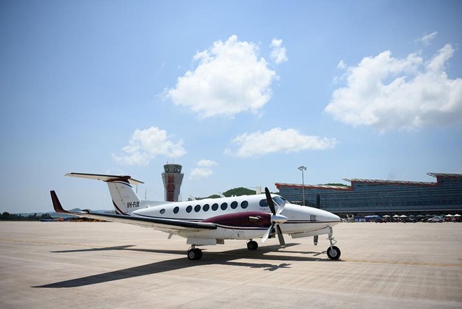 Lúc 10h ngày 11/7/2018, chiếc máy bay King Air 350 thực hiện thành công chuyến bay hiệu chuẩn tại CHKQT Vân Đồn. Ảnh: Cổng TTĐT Quảng Ninh.