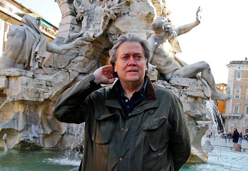 Cựu chiến lược gia trưởng Nhà Trắng Steve Bannon ở Piazza Navona, thành phố Rome,Italy, hồi tháng ba. Ảnh: Reuters.