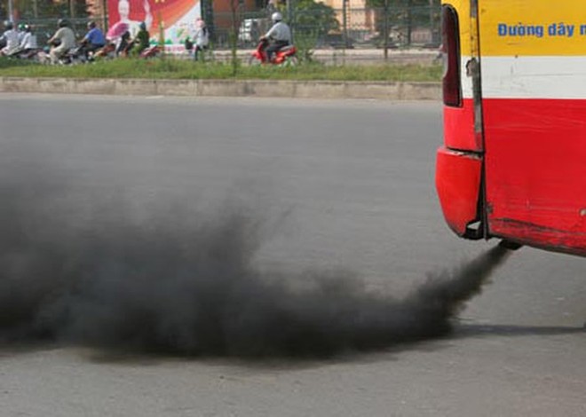 Trong quá trình hoạt động, các phương tiện giao thông thải lượng lớn các chất như: NO2, bụi, CO, hơi xăng, dầu... vào môi trường, gây ô nhiễm, ảnh hưởng đến sức khỏe của con người.