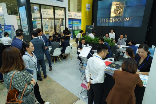 Gian hàng giới thiệu sản phẩm chuỗi thương hiệu Risemount của Vicoland Group tại Realty Expo Korea 2018 nhận được nhiều sự chú ý của khách hàng và giới đầu tư.