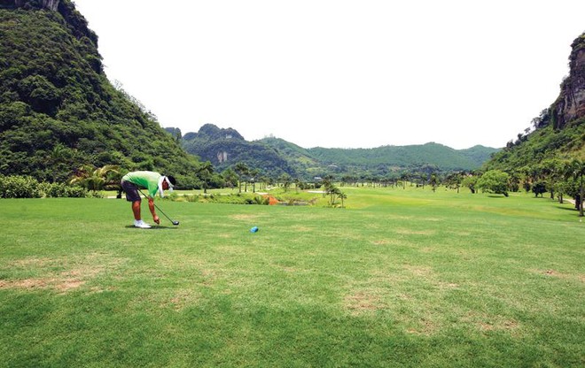 Chỉ có phân nửa số dự án sân golf trong quy hoạch được xây dựng và đi vào hoạt động. Trong ảnh: Sân golf Phượng Hoàng (Hòa Bình). Ảnh: Đức Thanh.