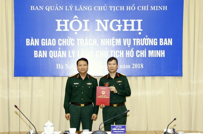 Thiếu tướng Nguyễn Văn Cương, Trưởng ban Ban Quản lý Lăng, Tư lệnh Bộ Tư lệnh Bảo vệ Lăng trao quyết định của Thủ tướng Chính phủ cho Đại tá Bùi Hải Sơn.