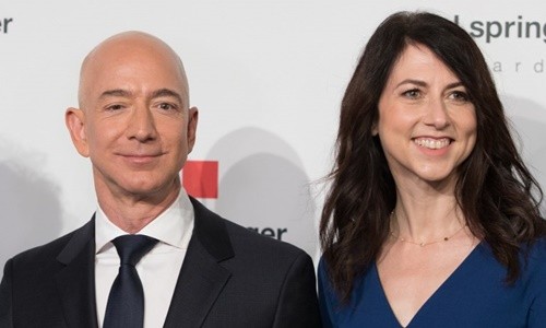 Jeff Bezos và MacKenzie tại Berlin tháng 4/2018. Ảnh: AFP.