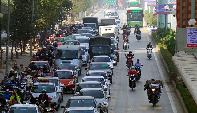 Phương tiện cá nhân lấn làn xe buýt BRT sẽ bị xử lý nghiêm. (Ảnh: Tiến Nguyên).